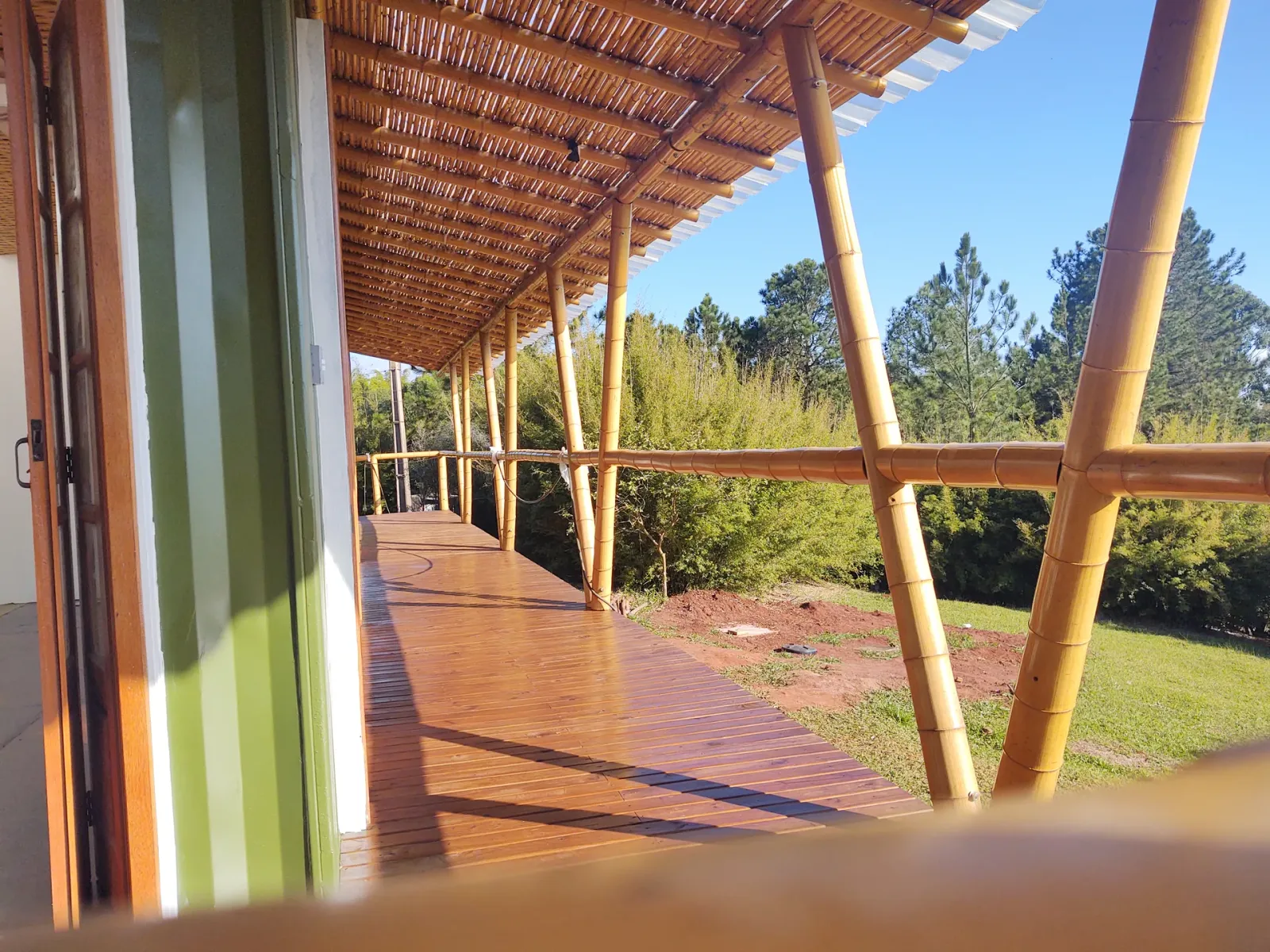 Construção do protótipo EcoCasa: contêiner marítimo integrado a estrutura de bambu, Pardinho/SP.