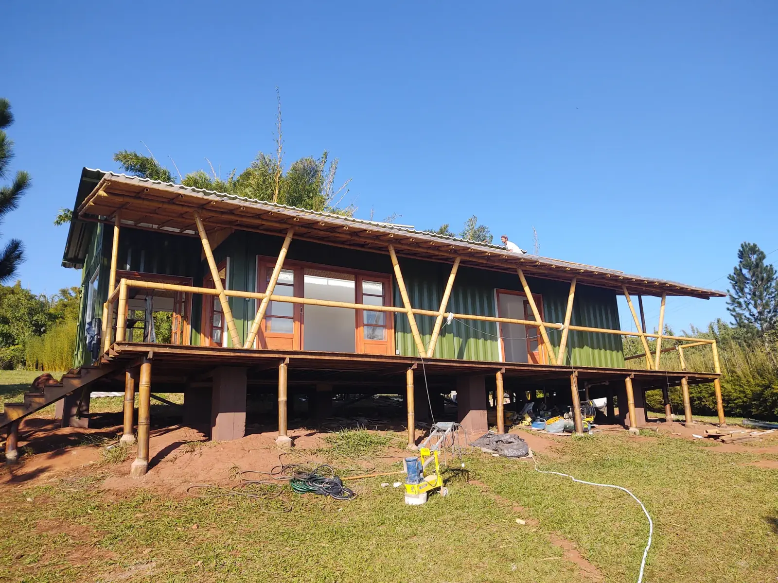 Construção do protótipo EcoCasa: contêiner marítimo integrado a estrutura de bambu, Pardinho/SP.