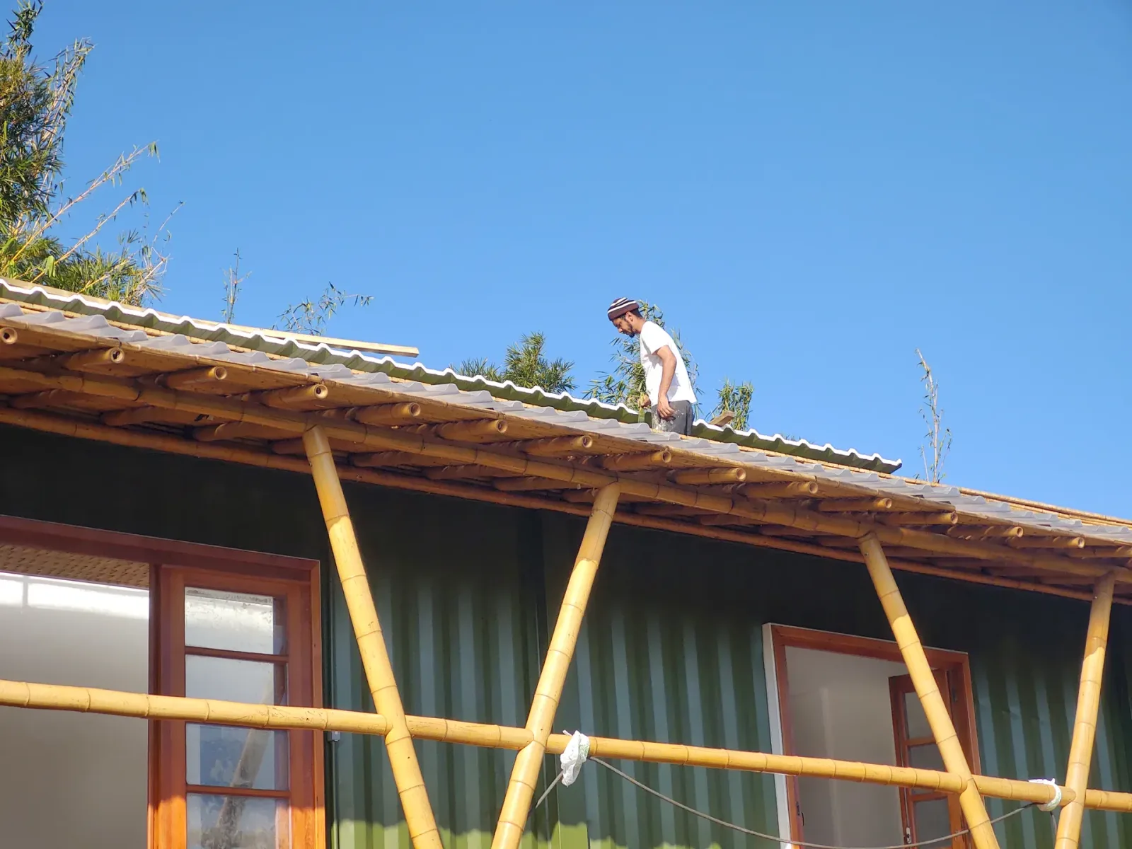 Construção do protótipo EcoCasa: contêiner marítimo integrado a estrutura de bambu, Pardinho/SP.