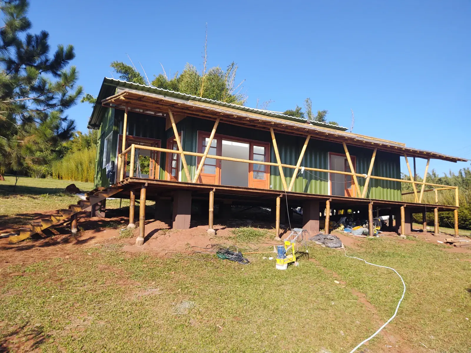 Construção do protótipo EcoCasa: contêiner marítimo integrado a estrutura de bambu, Pardinho/SP.