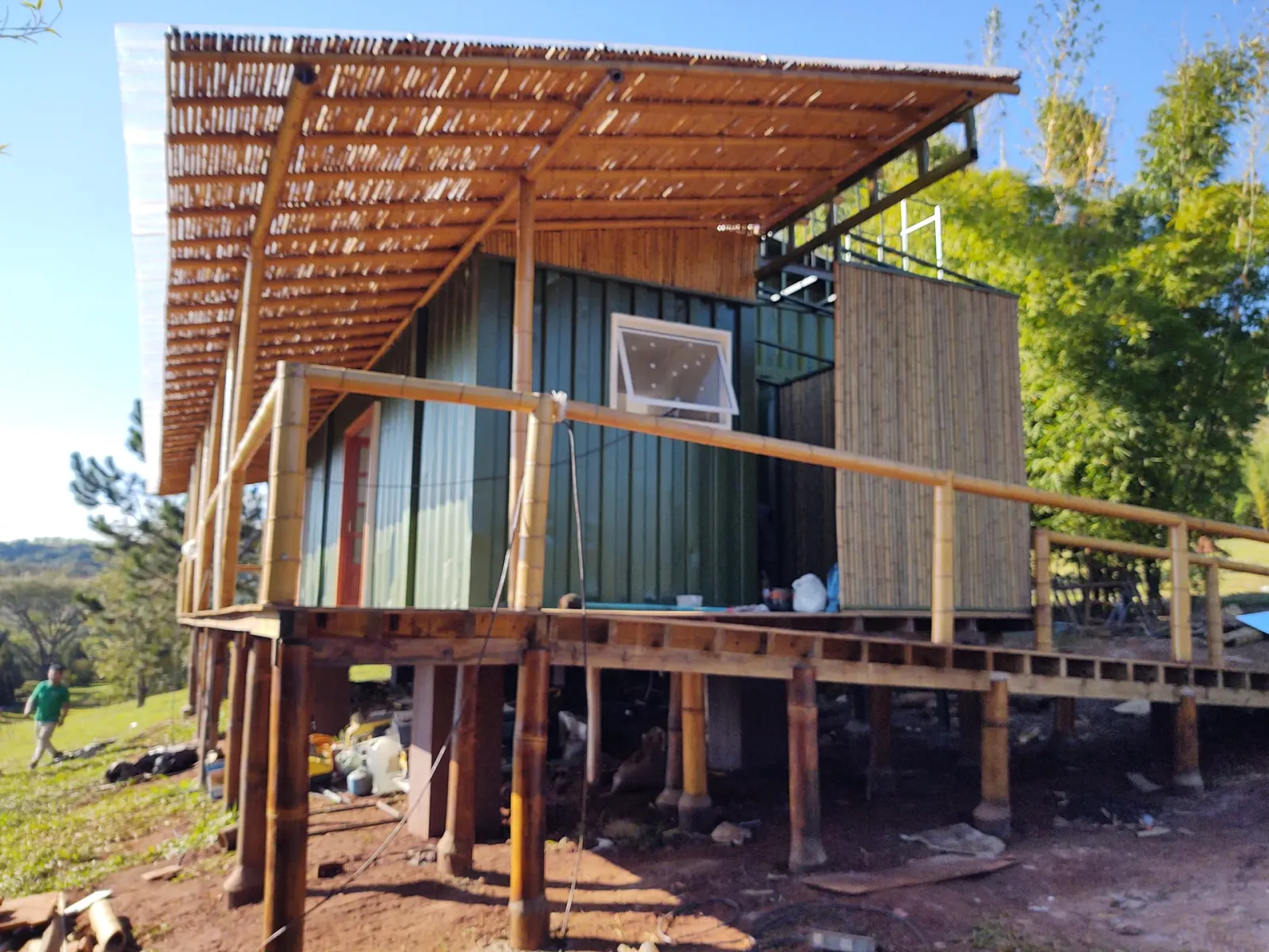 Construção do protótipo EcoCasa: contêiner marítimo integrado a estrutura de bambu, Pardinho/SP.