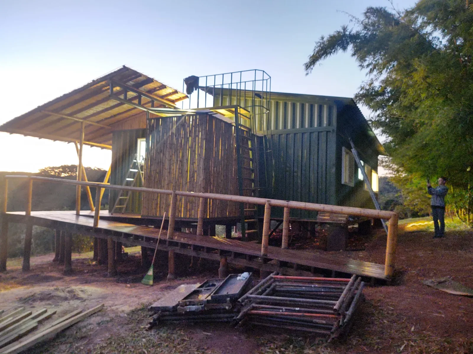 Construção do protótipo EcoCasa: contêiner marítimo integrado a estrutura de bambu, Pardinho/SP.