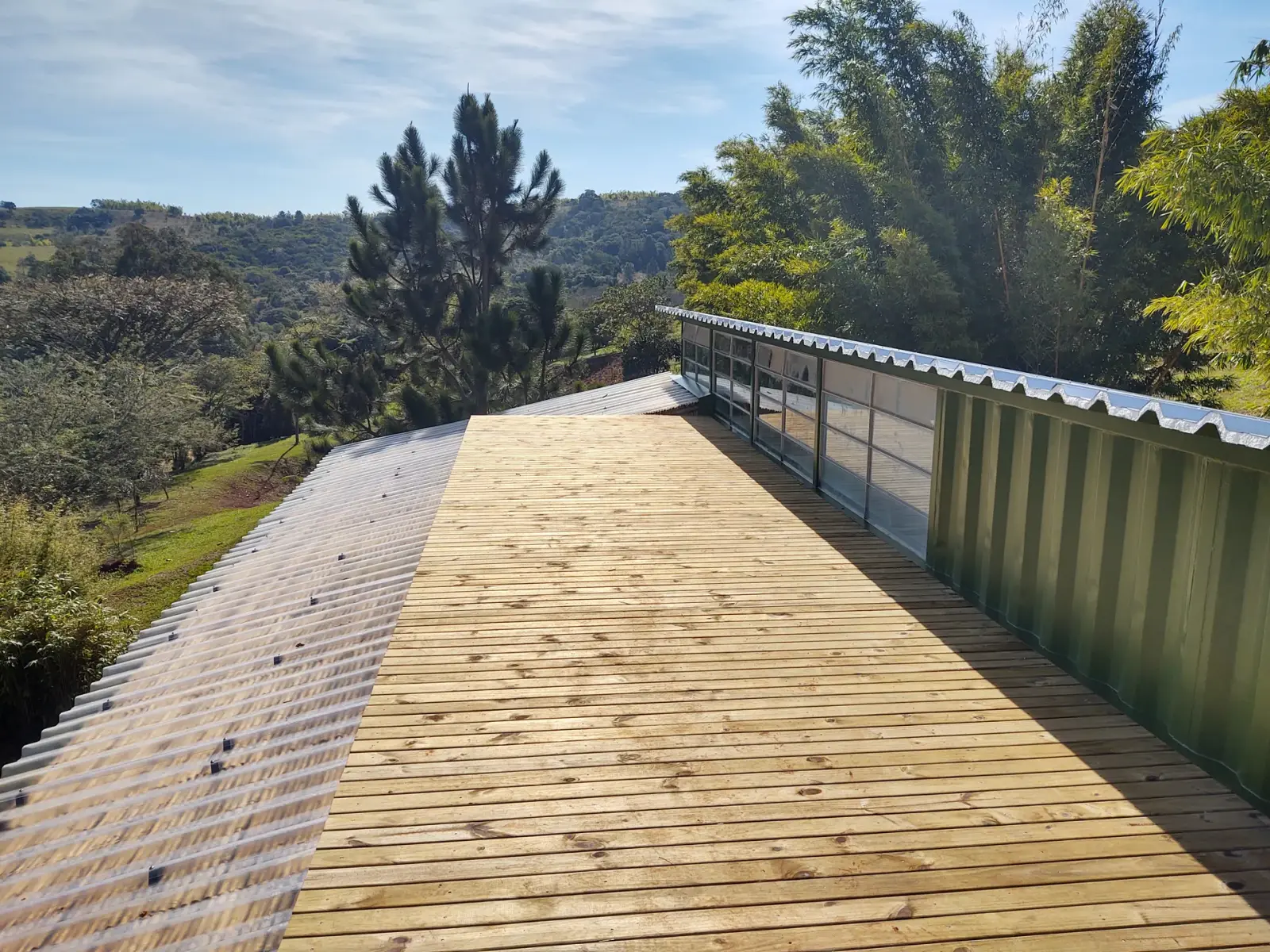 Construção do protótipo EcoCasa: contêiner marítimo integrado a estrutura de bambu, Pardinho/SP.