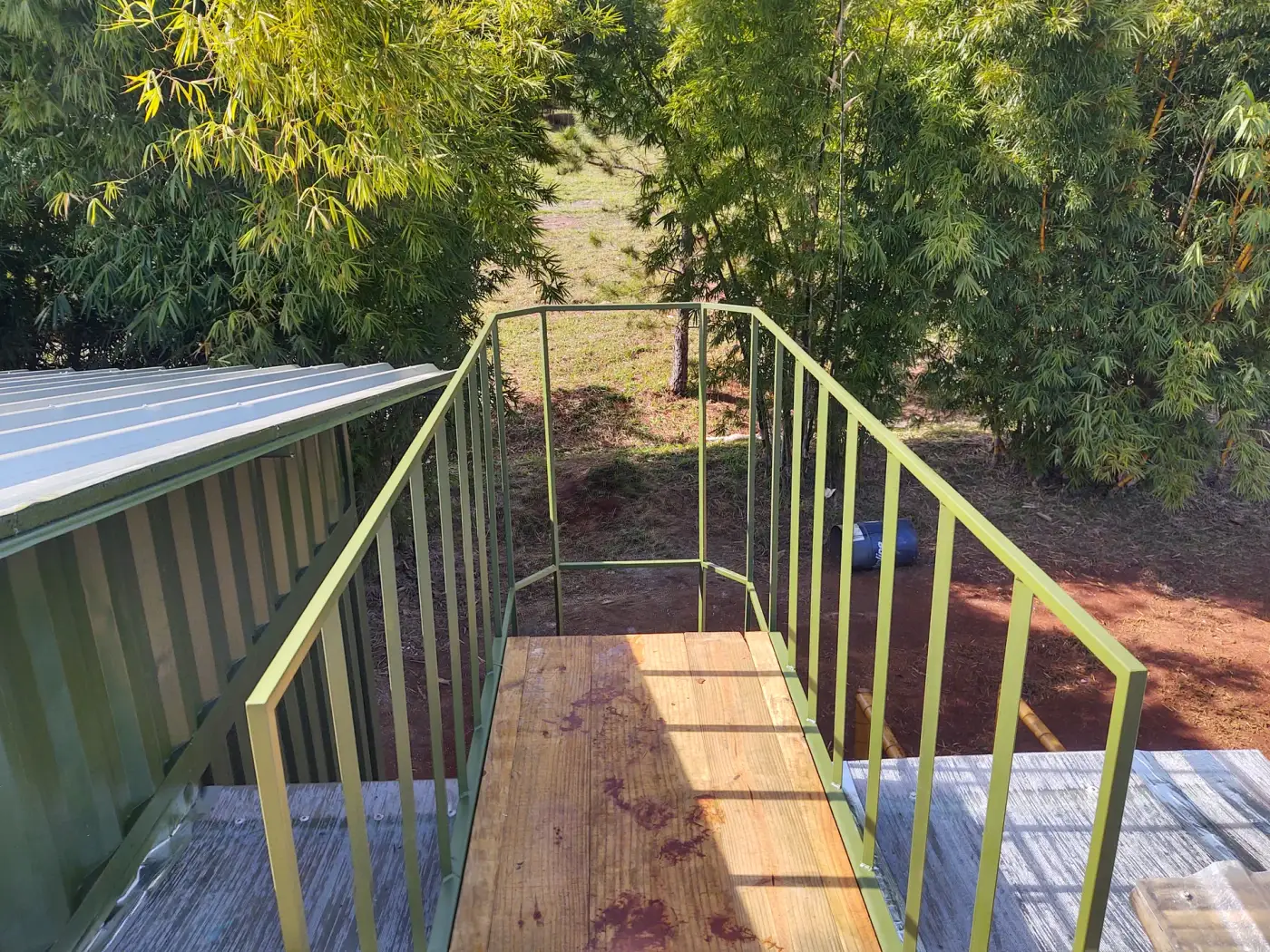 Escada e guarda-corpo de acesso ao deck do protótipo EcoCasa, integrados ao entorno.