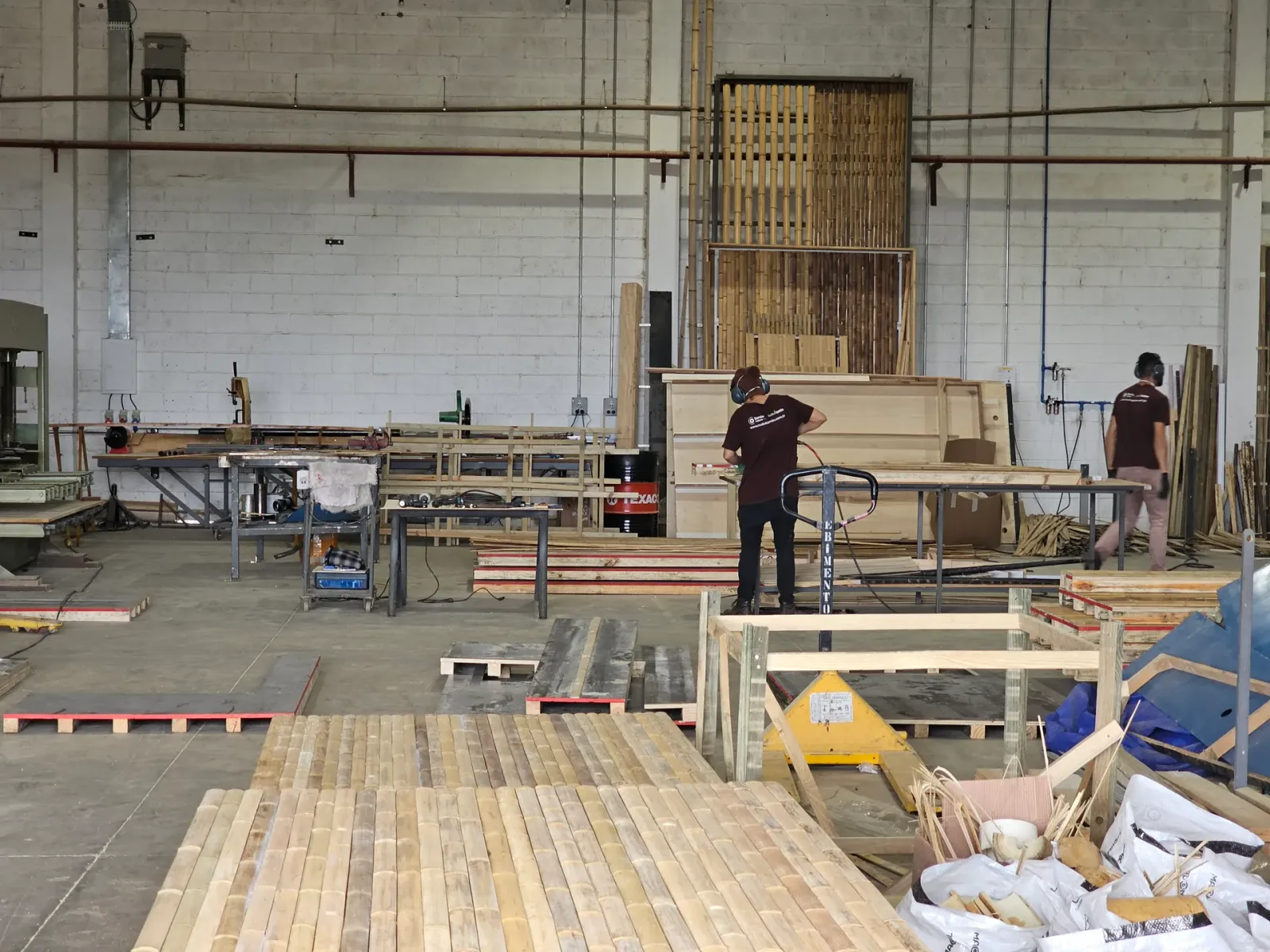 Estampa de bambu em concreto — registro de processo e obra.