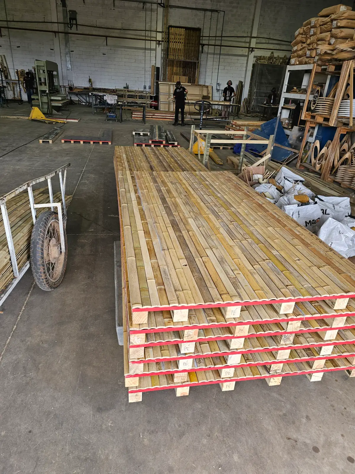 Estampa de bambu em concreto — registro de processo e obra.