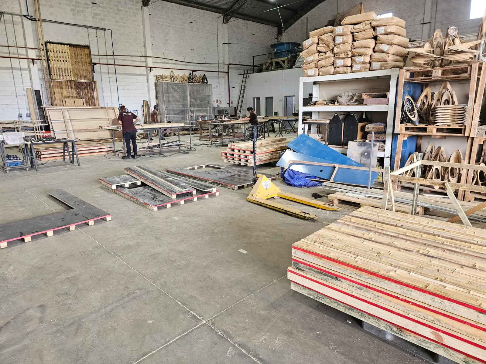 Estampa de bambu em concreto — registro de processo e obra.