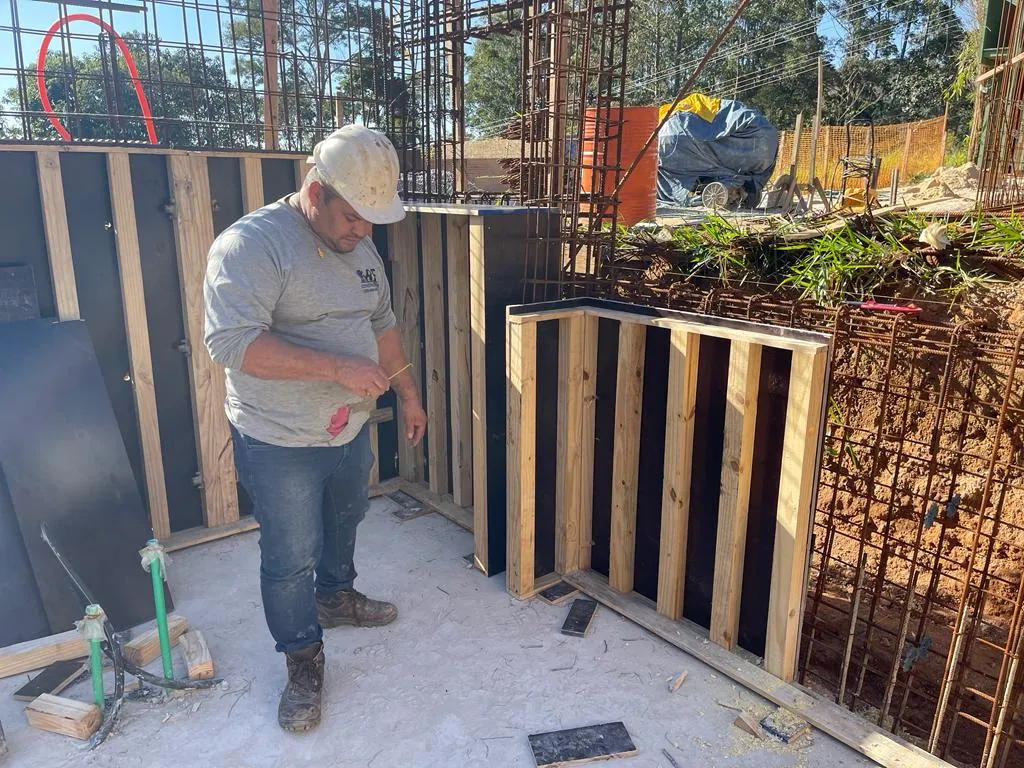Estampa de bambu em concreto — registro de processo e obra.