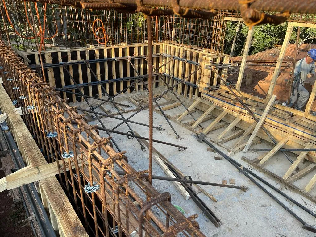 Estampa de bambu em concreto — registro de processo e obra.