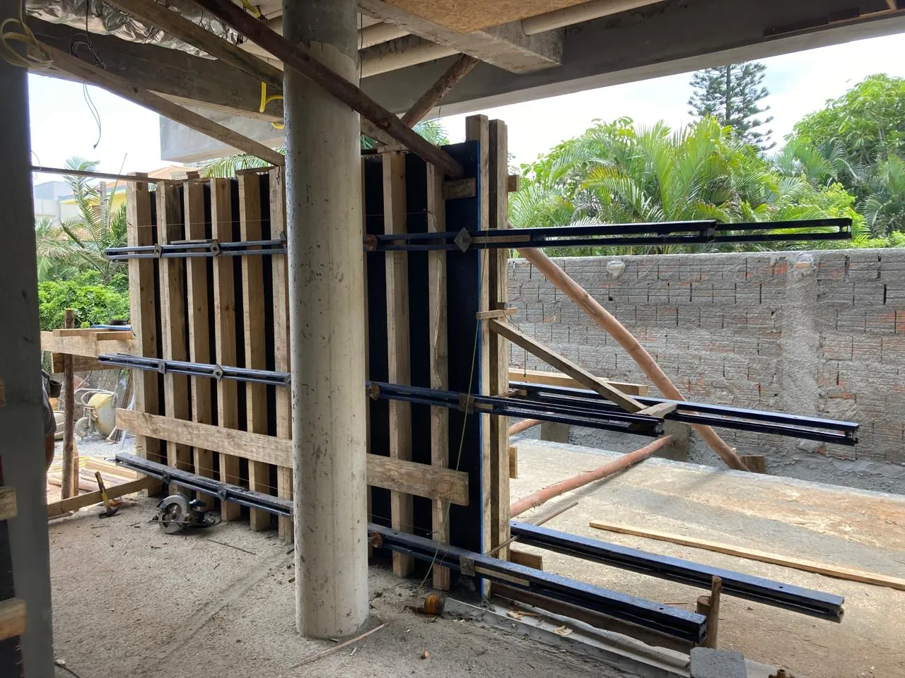 Estampa de bambu em concreto — registro de processo e obra.
