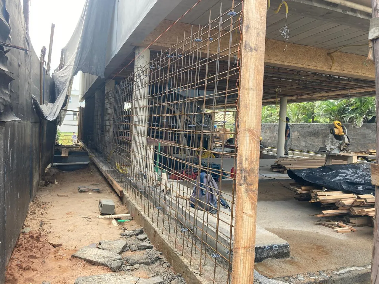 Armação de aço e fôrmas posicionadas em obra, antes da concretagem.