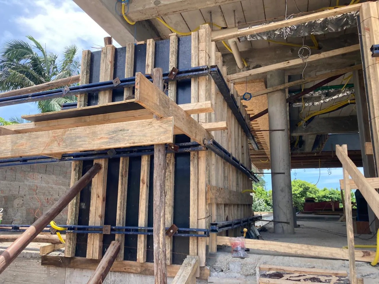 Estampa de bambu em concreto — registro de processo e obra.