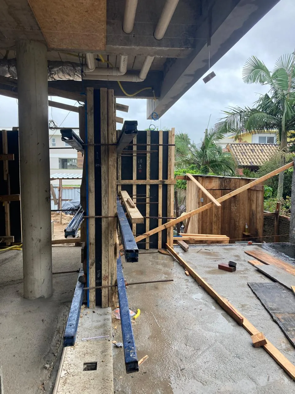 Estampa de bambu em concreto — registro de processo e obra.