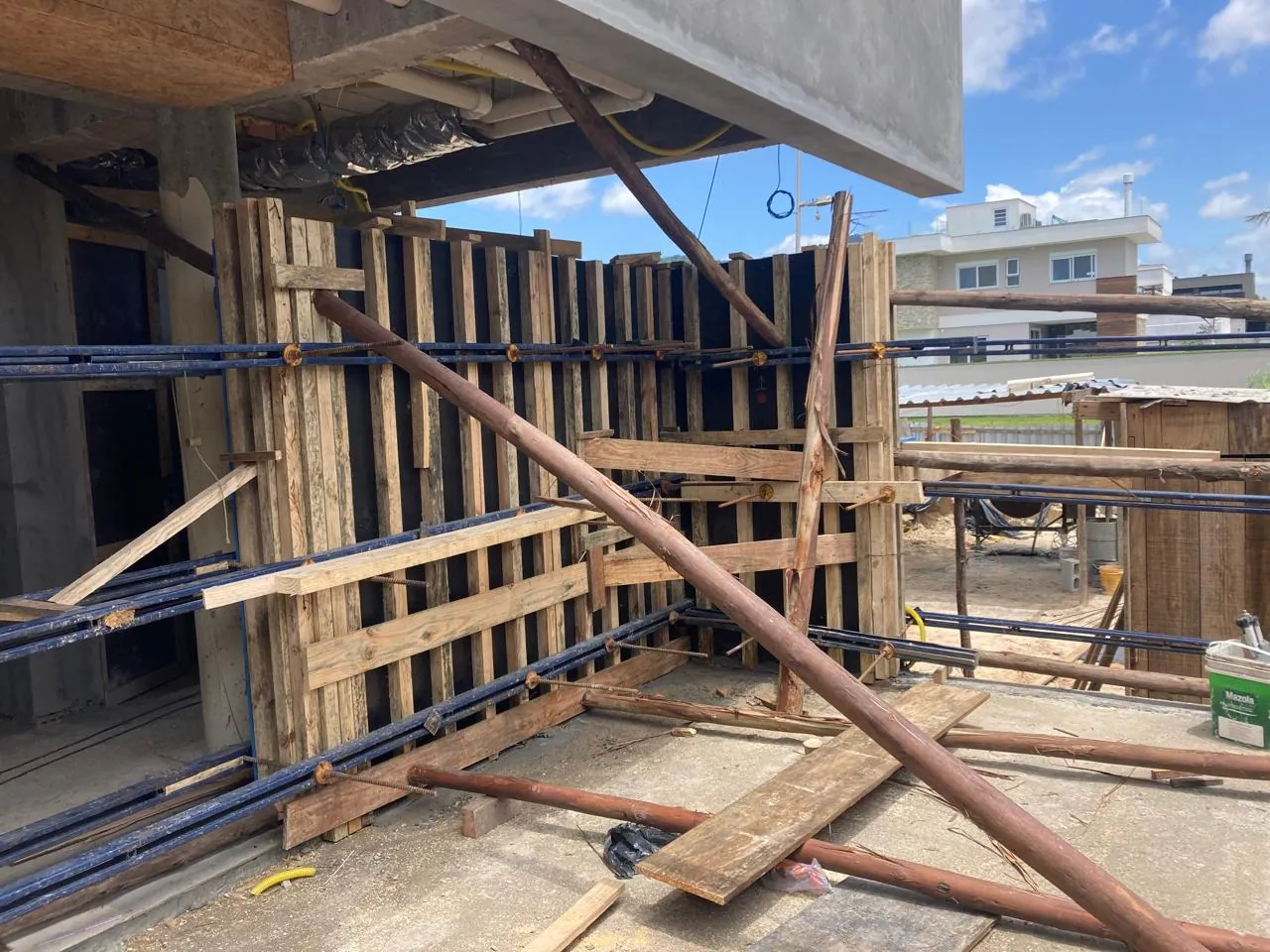 Estampa de bambu em concreto — registro de processo e obra.