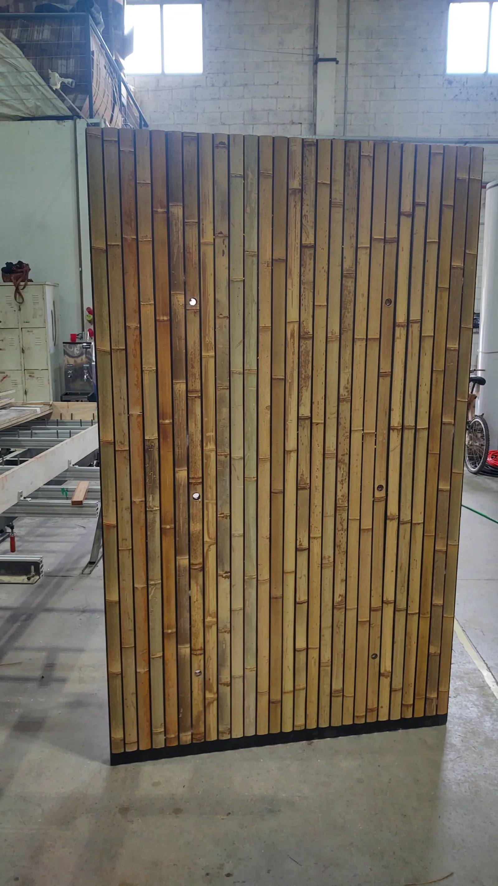 Estampa de bambu em concreto — registro de processo e obra.