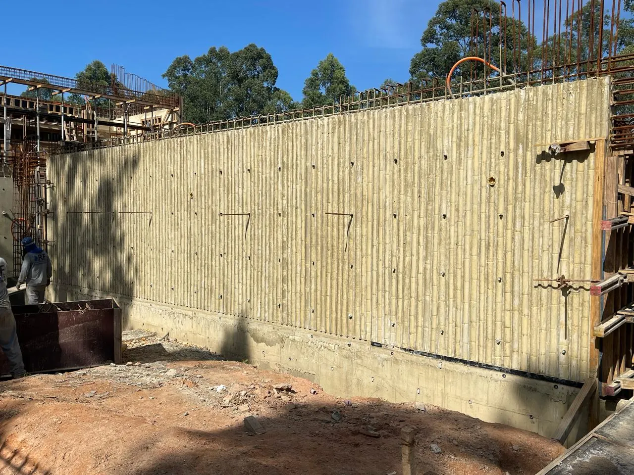 Estampa de bambu em concreto — registro de processo e obra.