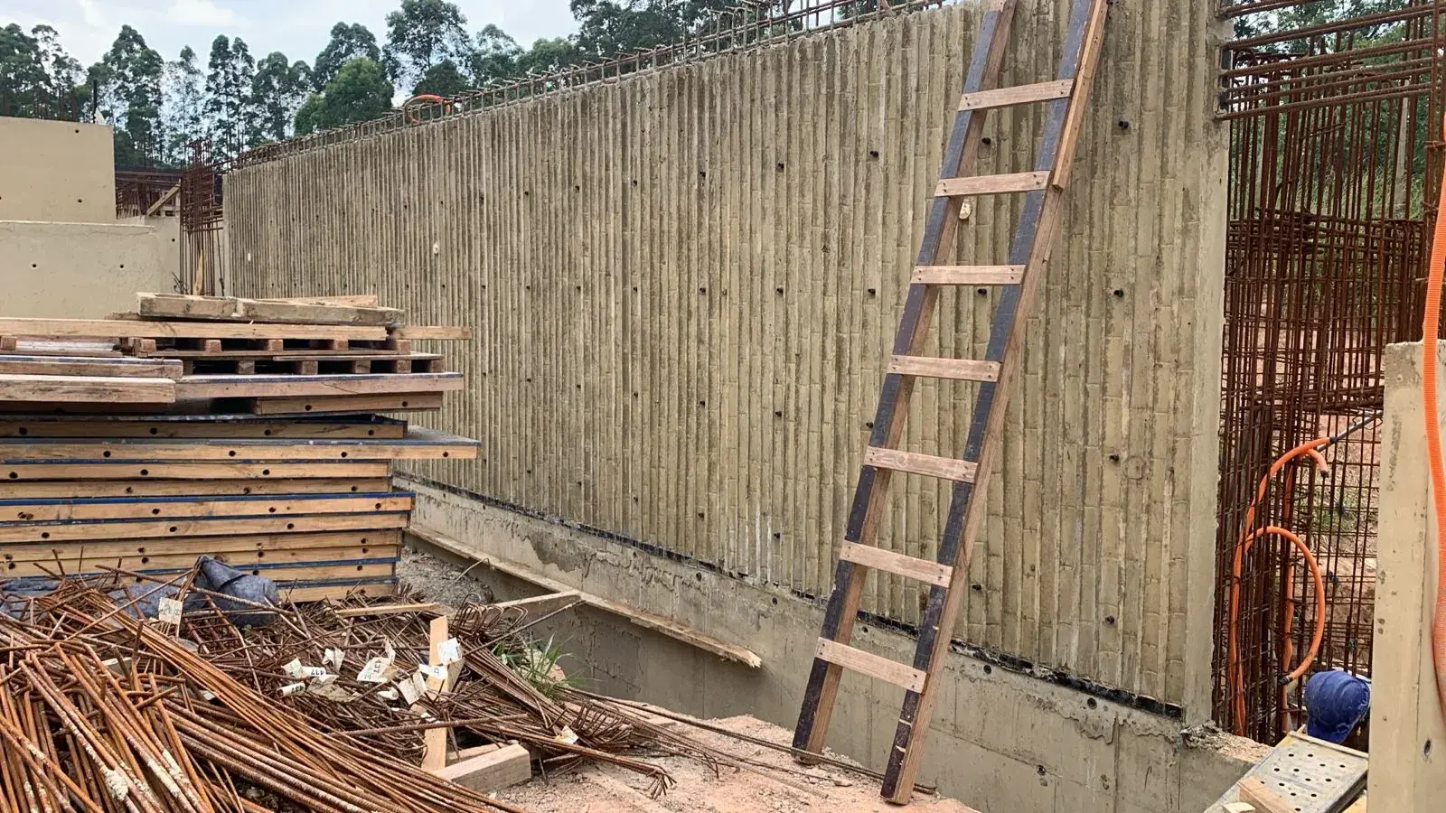 Estampa de bambu em concreto — registro de processo e obra.