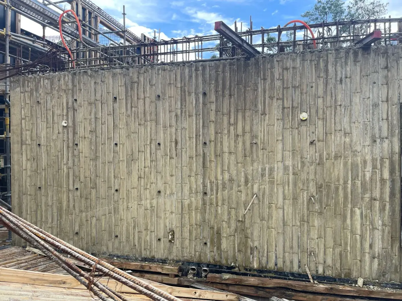 Estampa de bambu em concreto — registro de processo e obra.