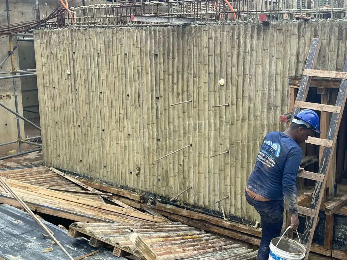 Estampa de bambu em concreto — registro de processo e obra.