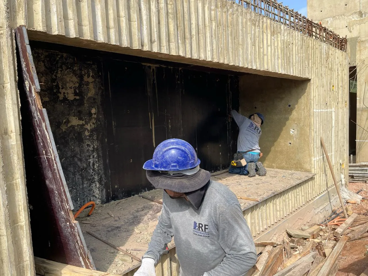 Estampa de bambu em concreto — registro de processo e obra.