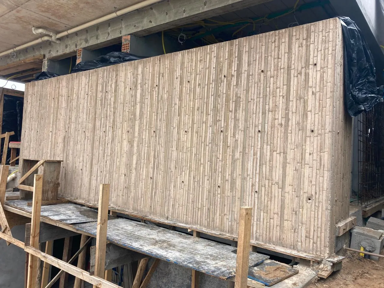 Estampa de bambu em concreto — registro de processo e obra.