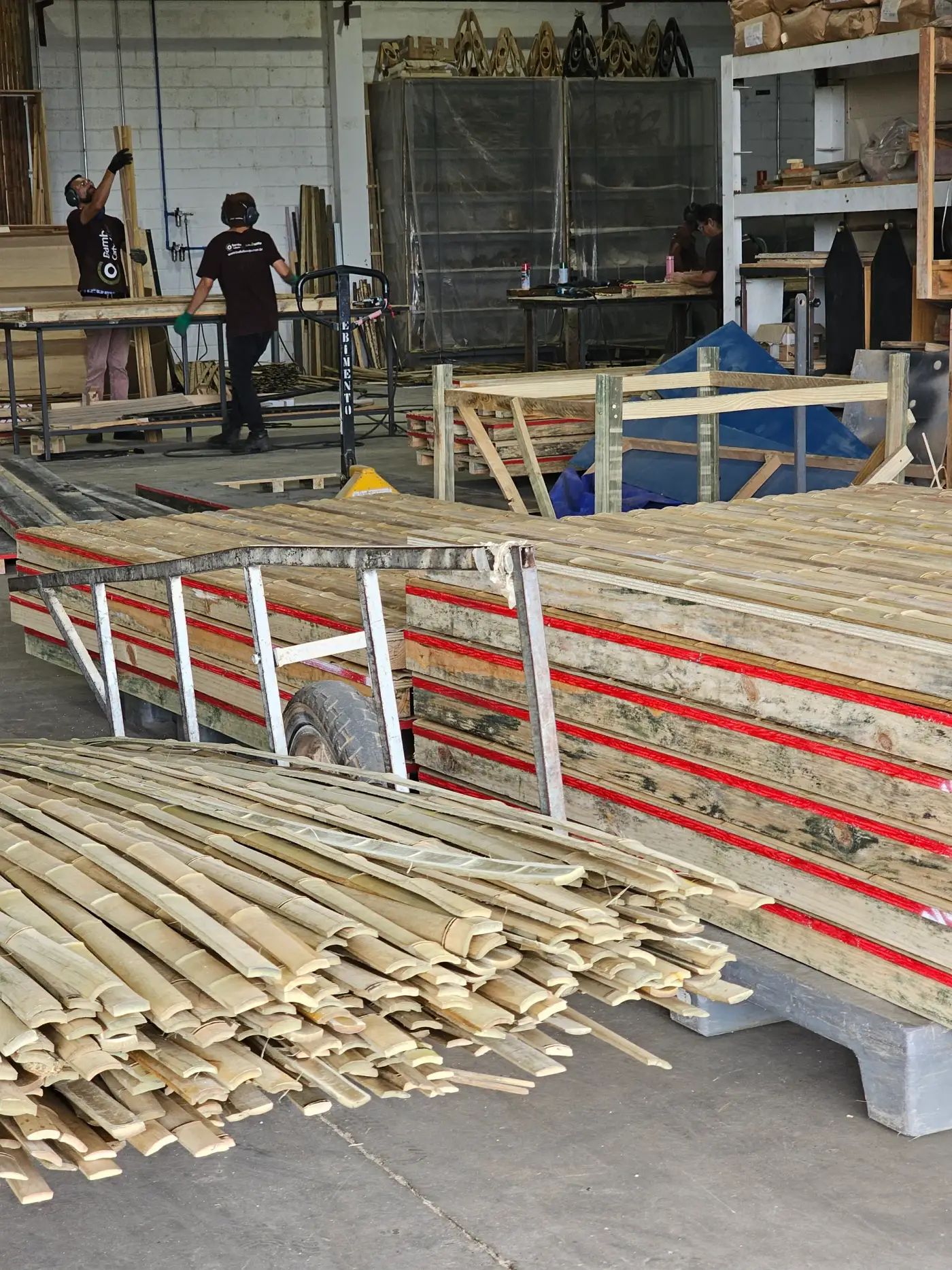 Produção das fôrmas de bambu rachado para moldar o concreto, no ateliê.