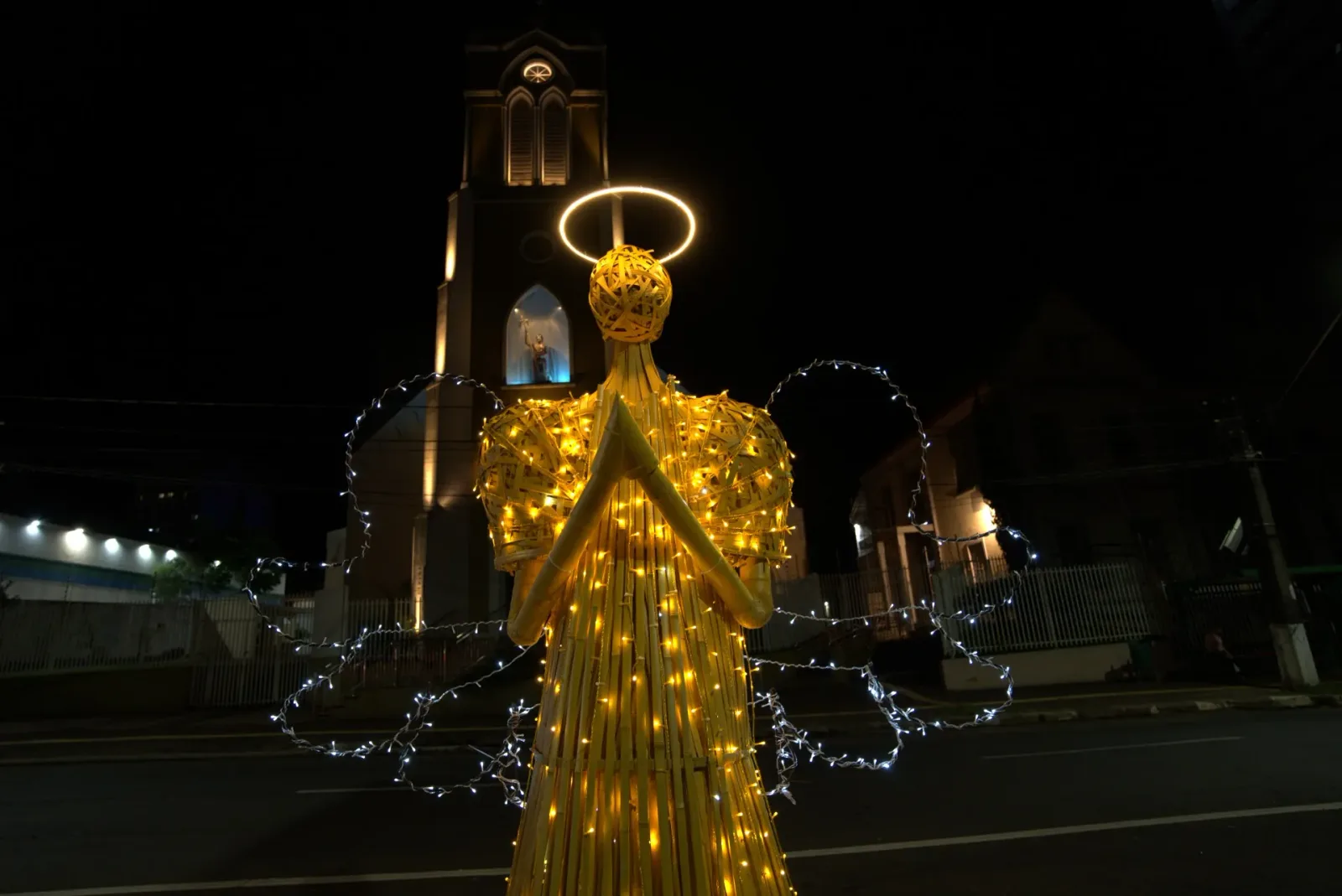 Anjo cenográfico em bambu iluminado — Natal Foz do Iguaçu 2025.