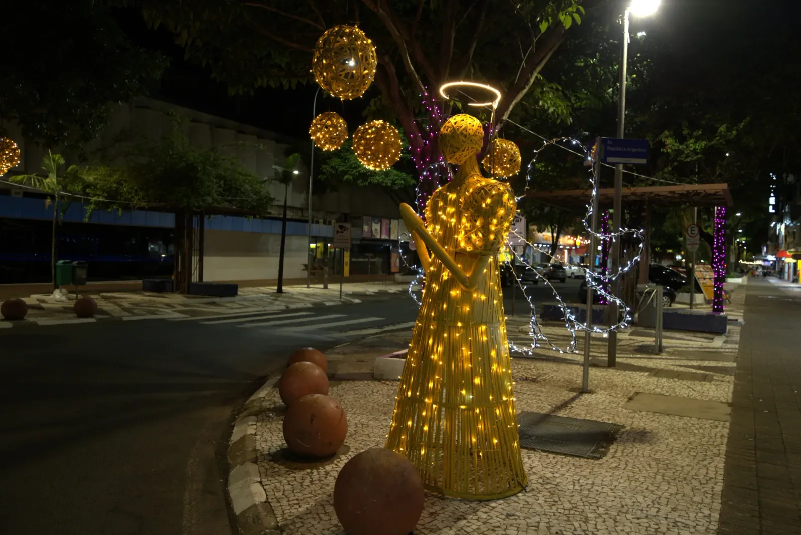 Anjo cenográfico em bambu iluminado — Natal Foz do Iguaçu 2025.