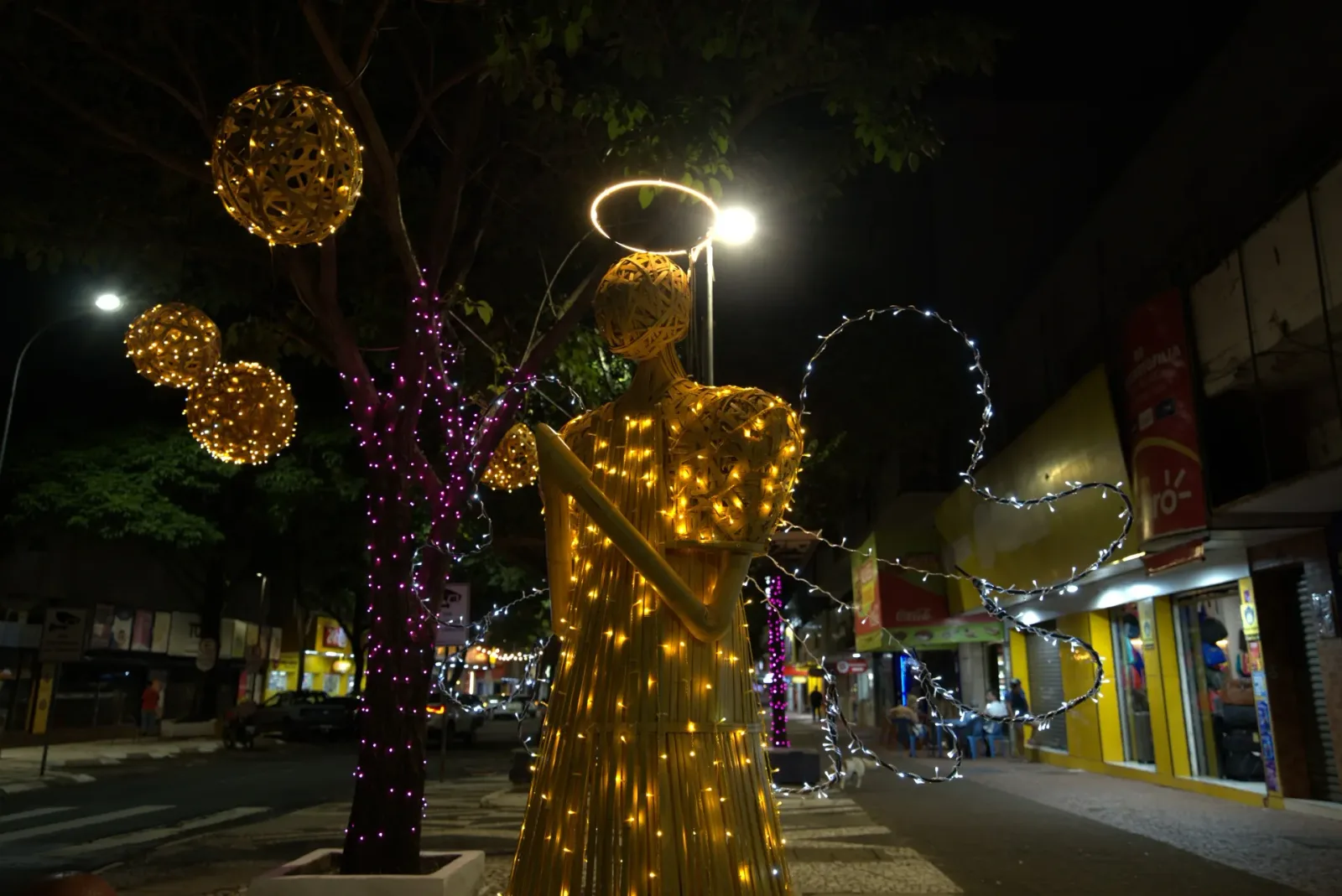 Anjo cenográfico em bambu iluminado — Natal Foz do Iguaçu 2025.