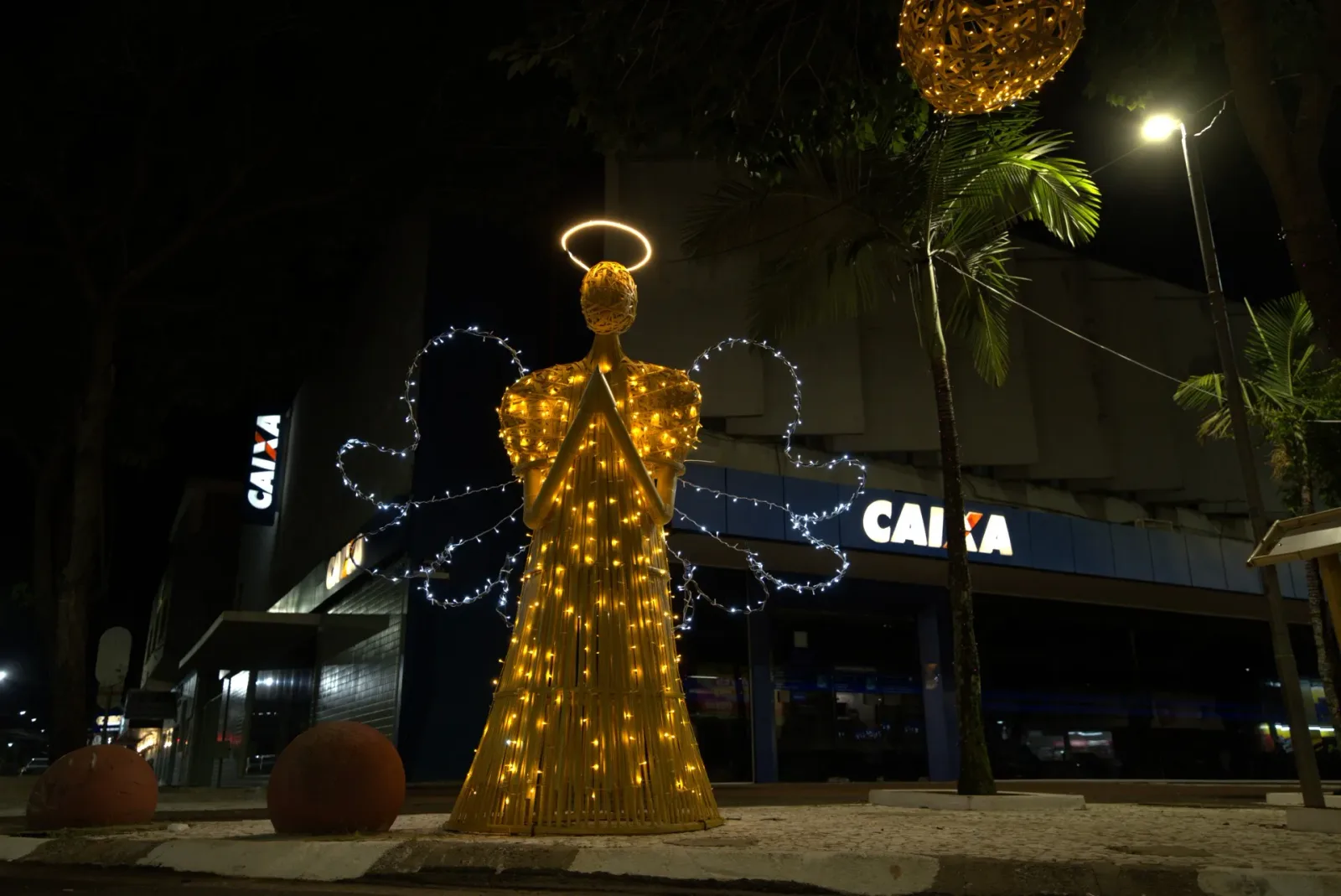 Anjo cenográfico em bambu iluminado — Natal Foz do Iguaçu 2025.