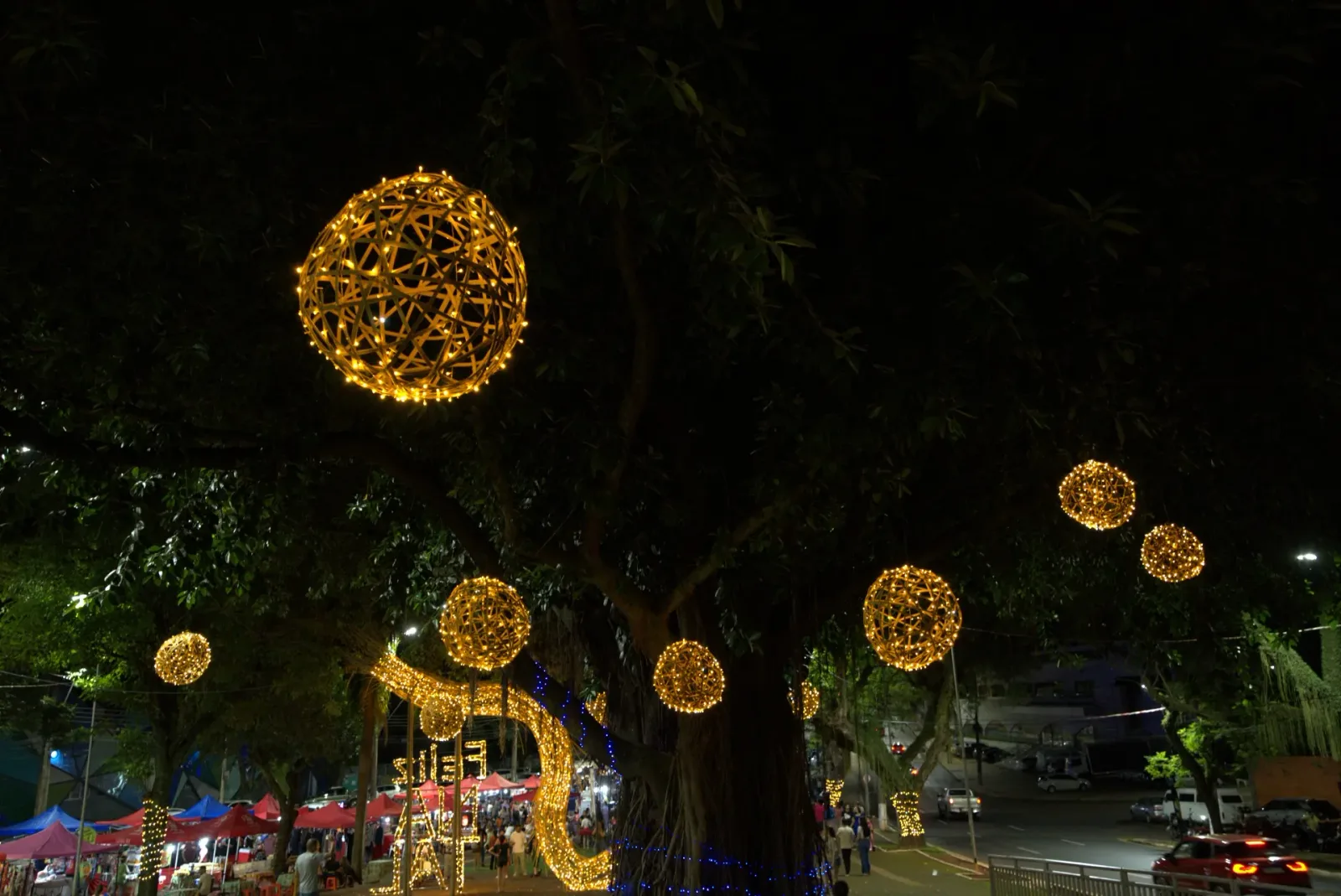 Esferas decorativas em bambu iluminadas — Natal Foz do Iguaçu 2025.