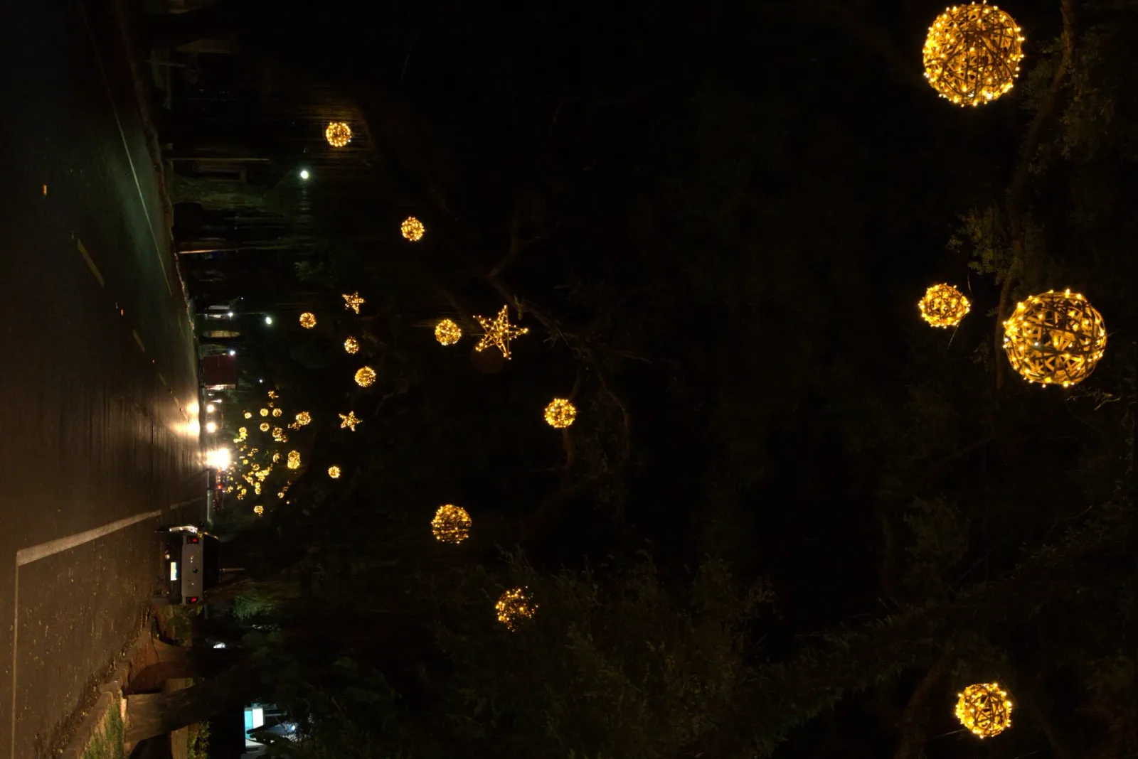Esferas decorativas em bambu iluminadas — Natal Foz do Iguaçu 2025.