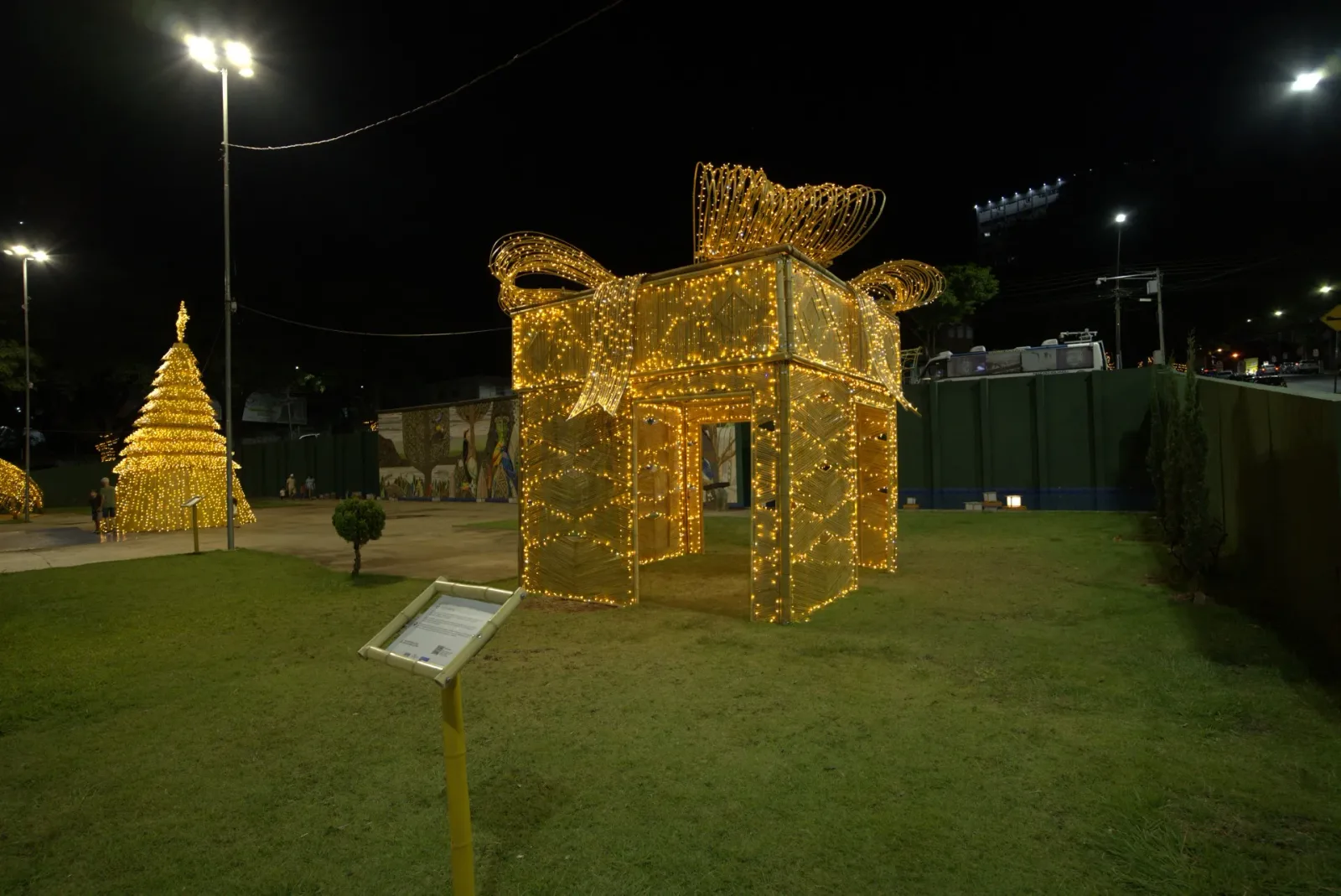 Caixa de presente cenográfica em bambu — Natal Foz do Iguaçu 2025.