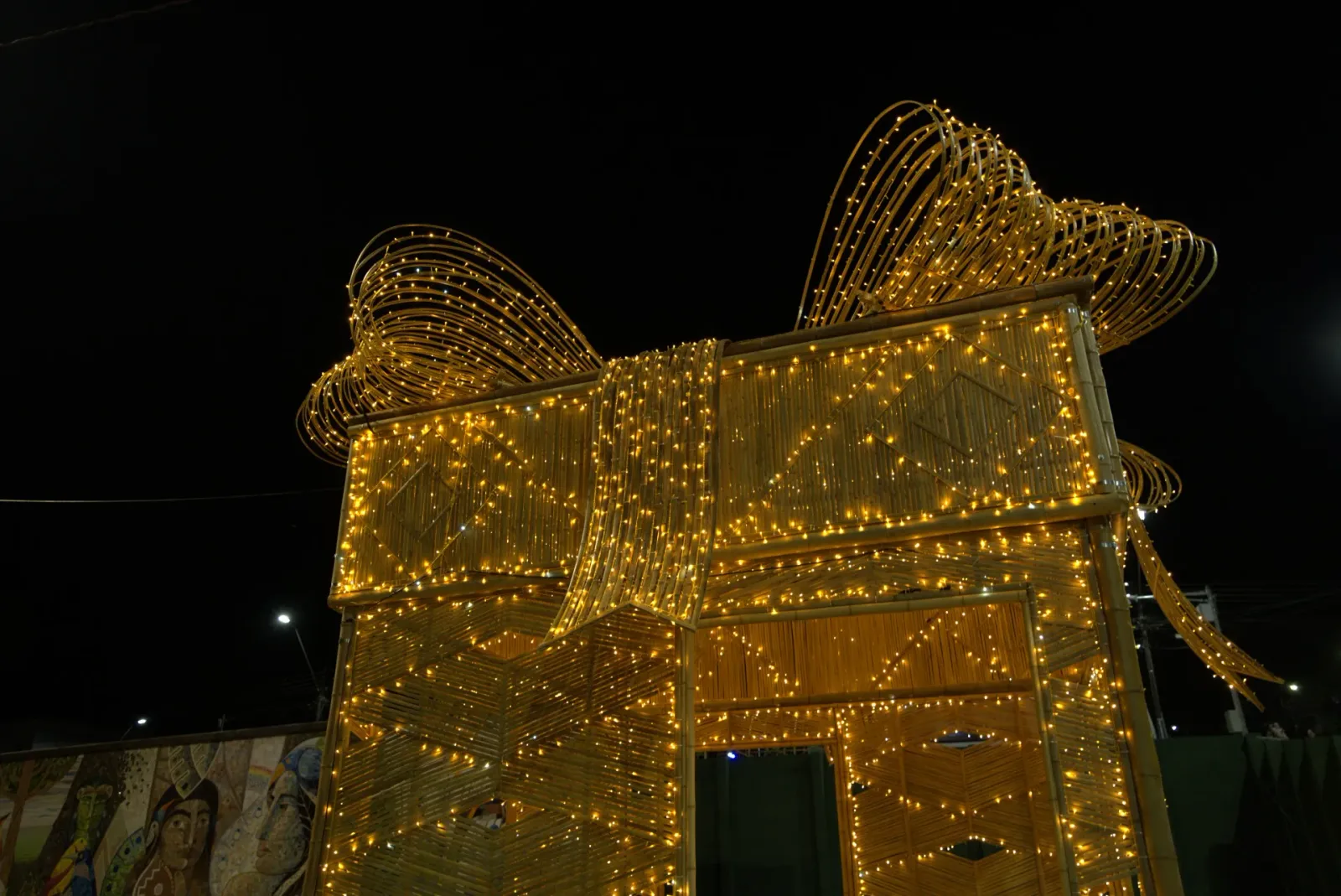 Caixa de presente cenográfica em bambu — Natal Foz do Iguaçu 2025.