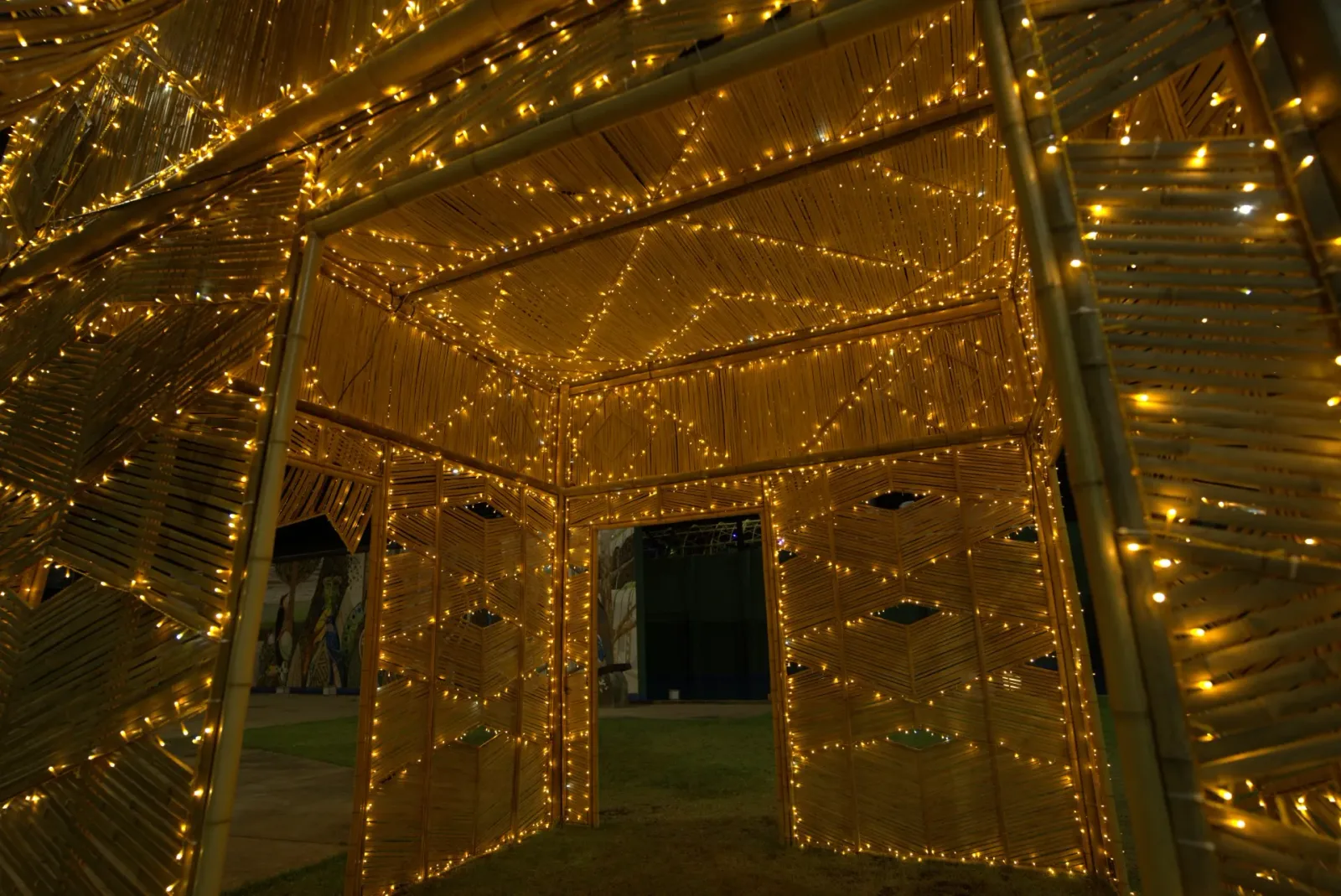Caixa de presente cenográfica em bambu — Natal Foz do Iguaçu 2025.