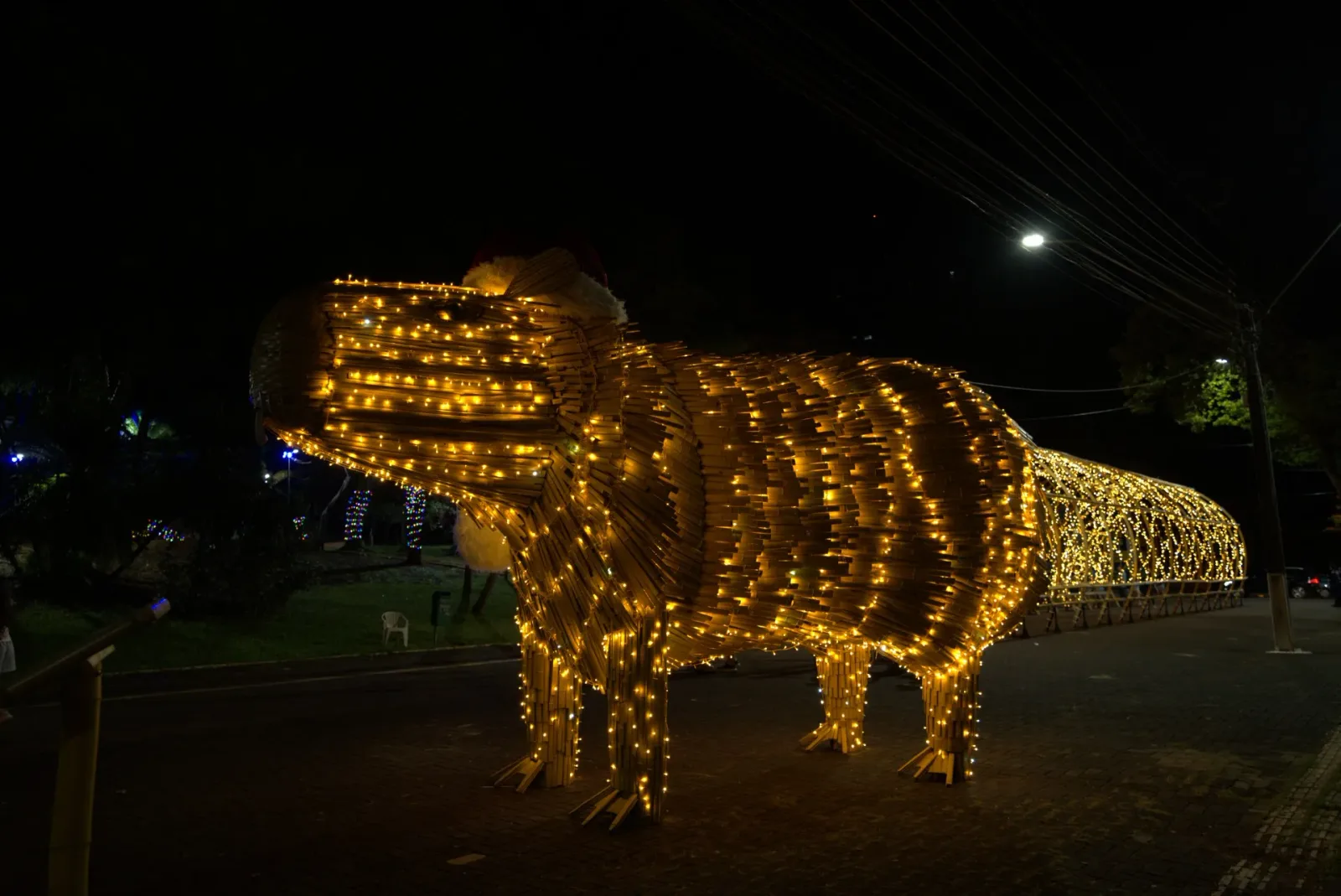 Capivara cenográfica em bambu (fauna da região) — Natal Foz do Iguaçu 2025.