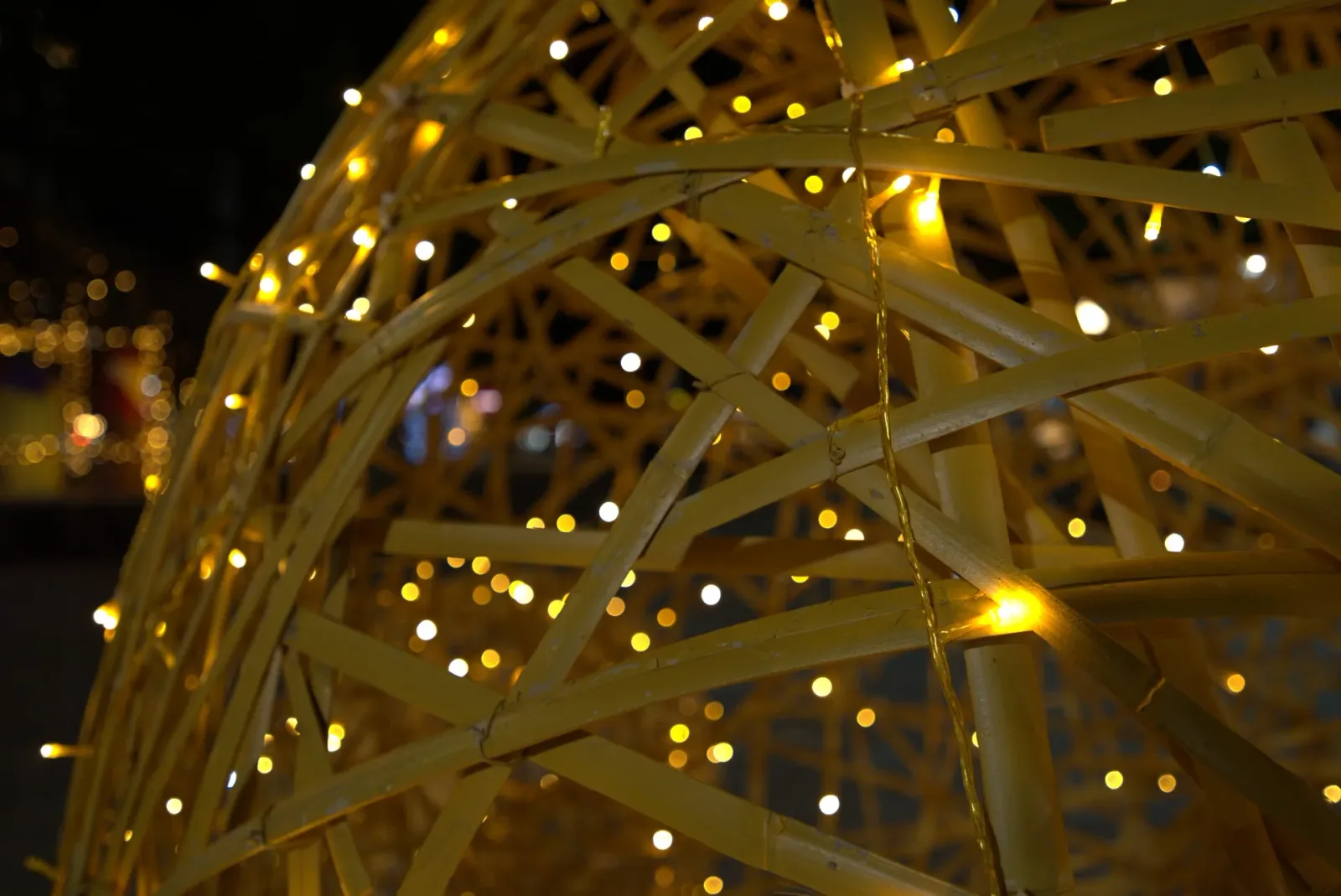 Conjunto de esferas em bambu iluminadas — Natal Foz do Iguaçu 2025.