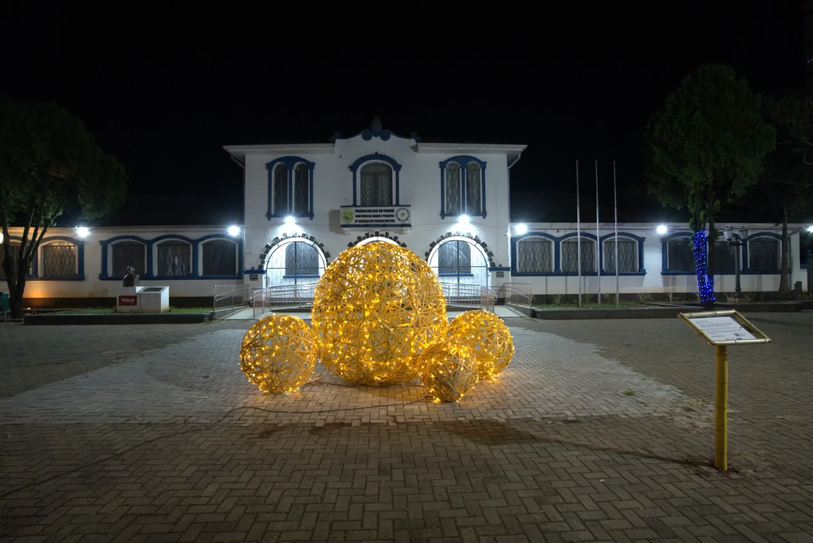 Conjunto de esferas em bambu iluminadas — Natal Foz do Iguaçu 2025.