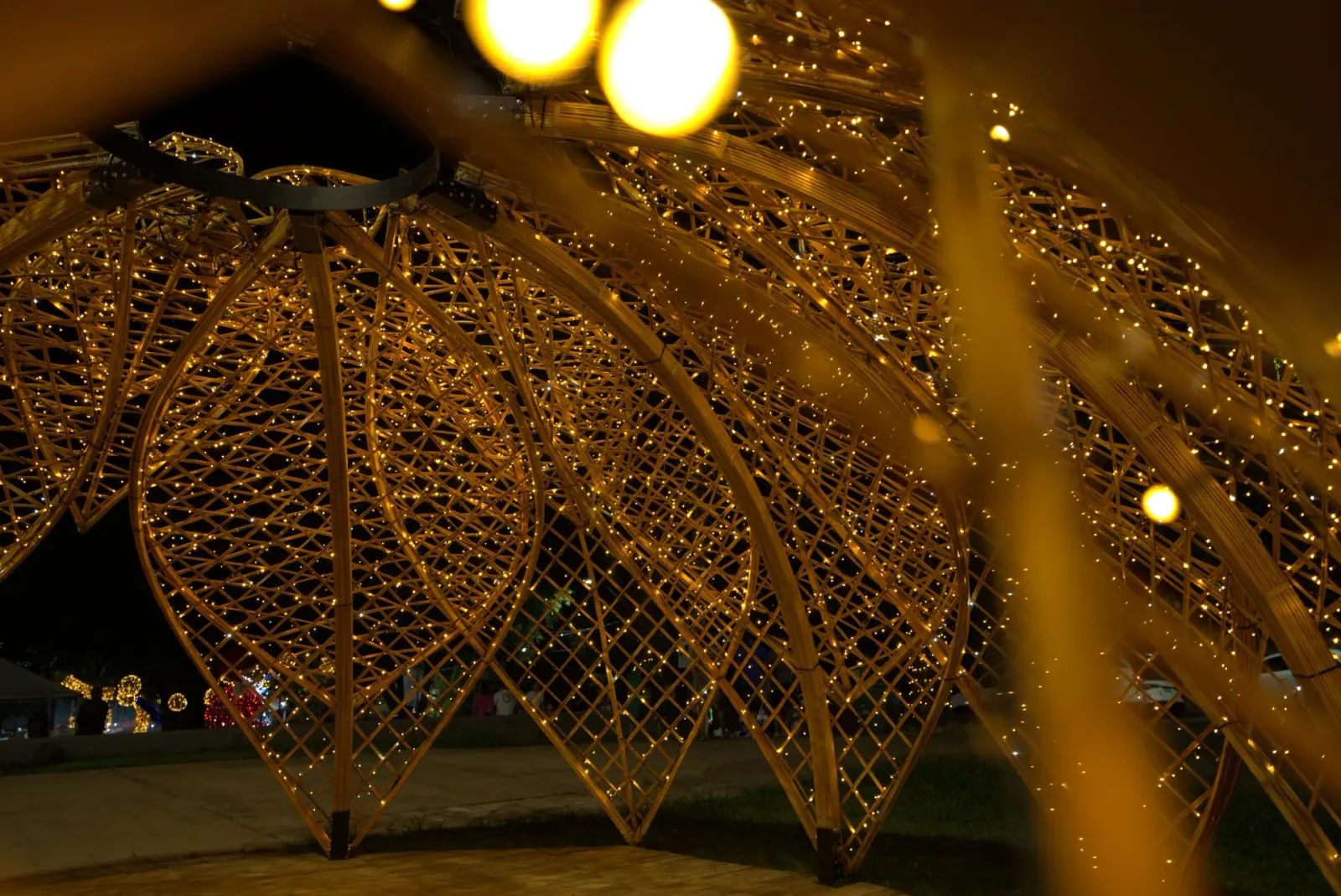 Domo geodésico em bambu iluminado — Natal Foz do Iguaçu 2025.