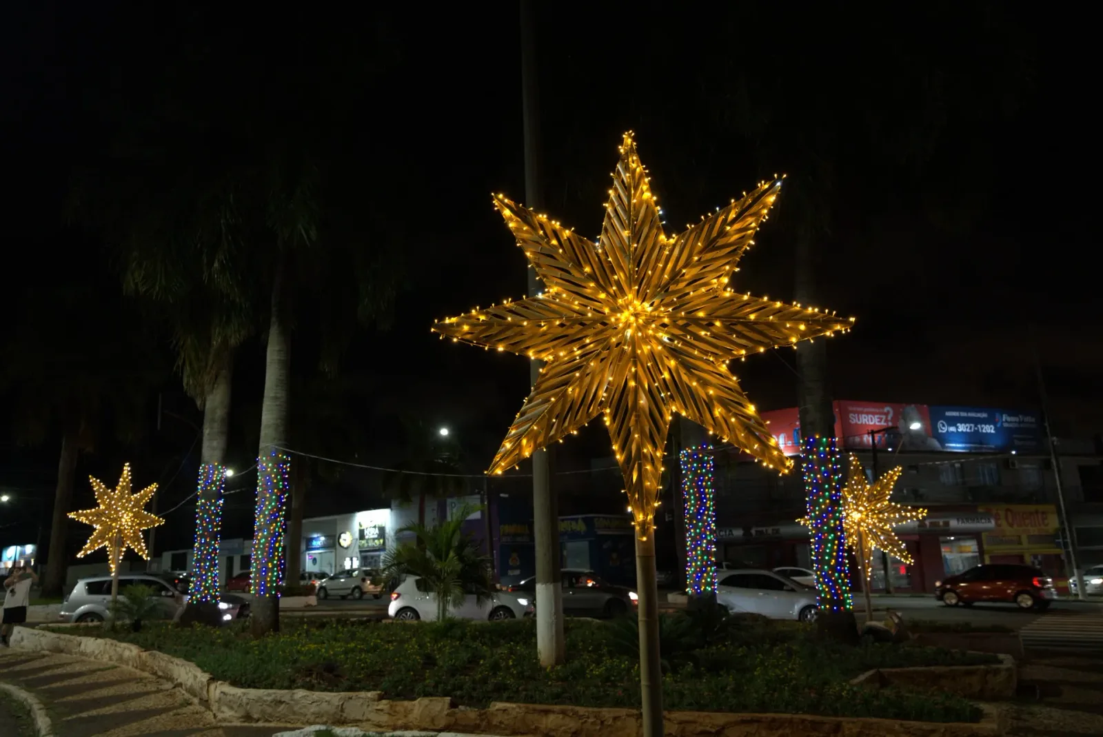 Estrelas cenográficas em bambu iluminadas — Natal Foz do Iguaçu 2025.
