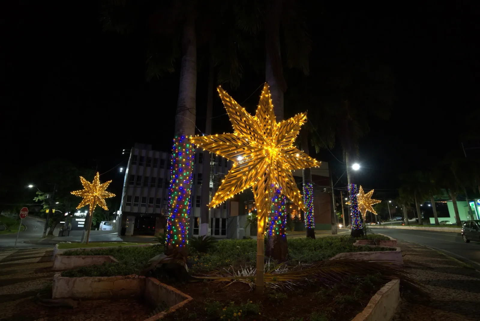Estrelas cenográficas em bambu iluminadas — Natal Foz do Iguaçu 2025.