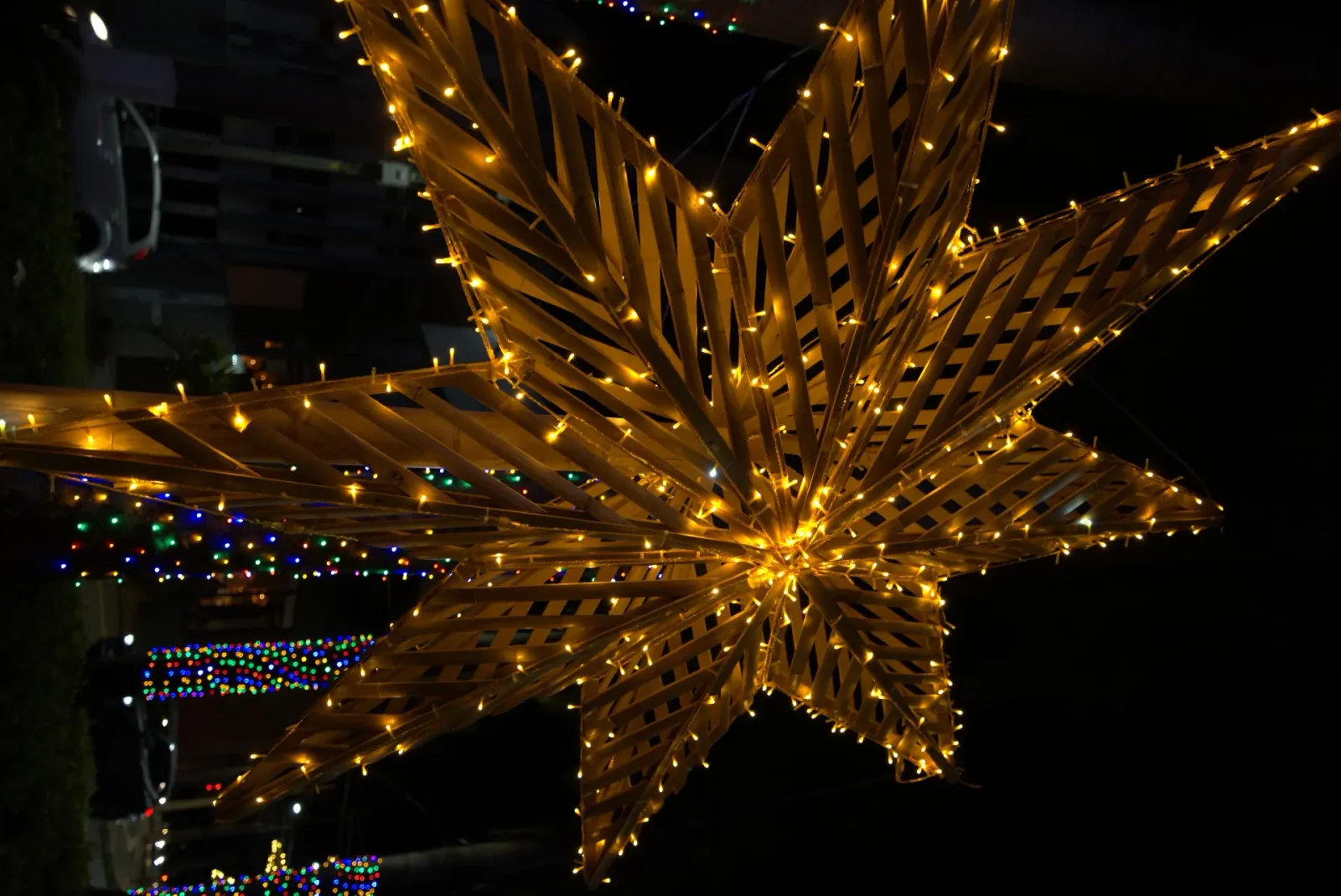 Estrelas cenográficas em bambu iluminadas — Natal Foz do Iguaçu 2025.