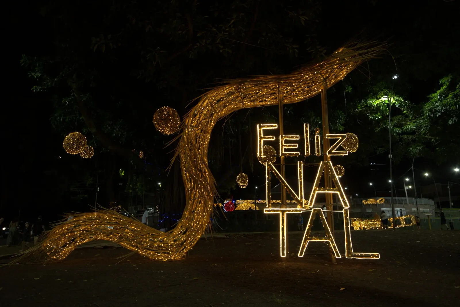 Letreiro "Feliz Natal" em bambu iluminado — Natal Foz do Iguaçu 2025.