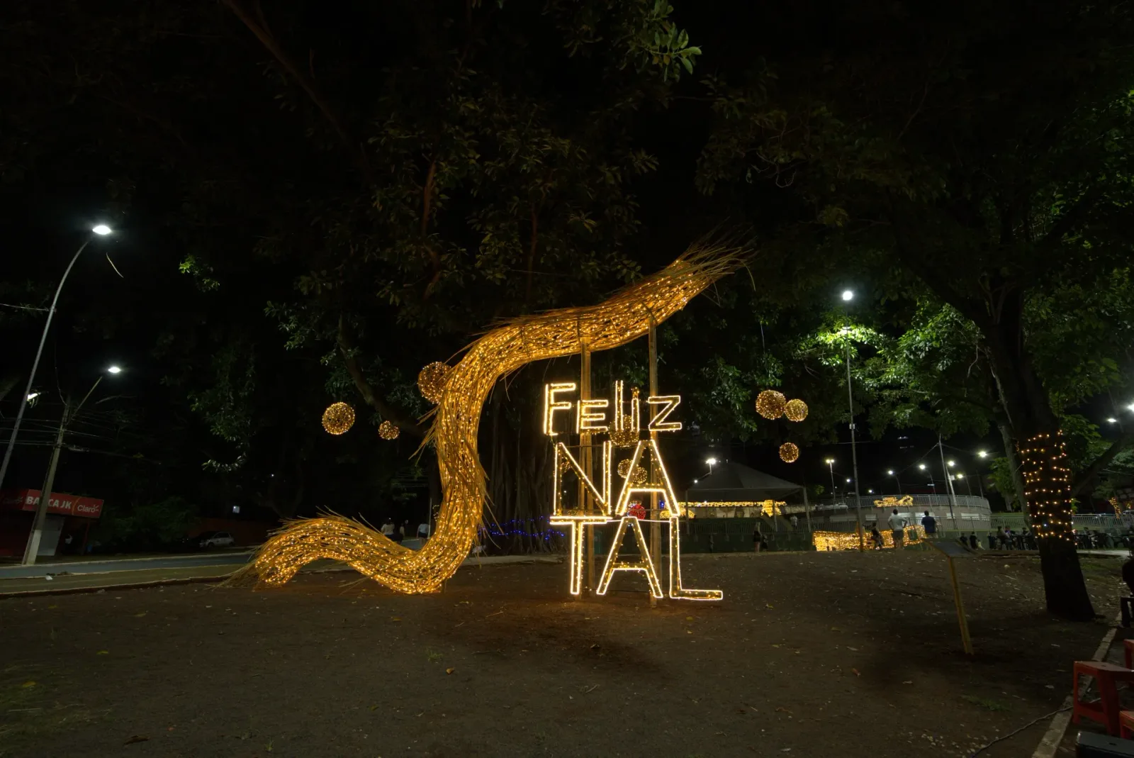 Letreiro "Feliz Natal" em bambu iluminado — Natal Foz do Iguaçu 2025.