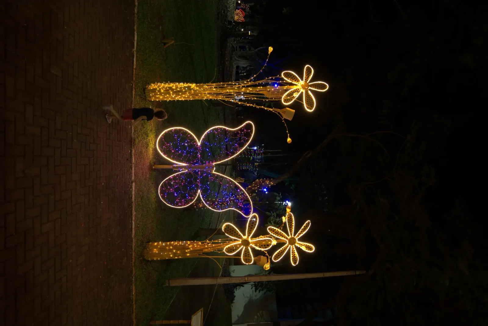 Jardim florido cenográfico em bambu — Natal Foz do Iguaçu 2025.
