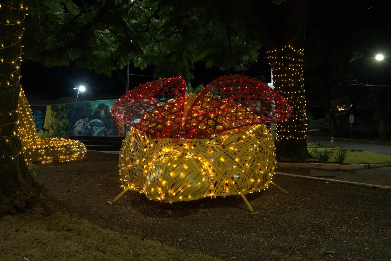 Joaninha cenográfica em bambu — Natal Foz do Iguaçu 2025.