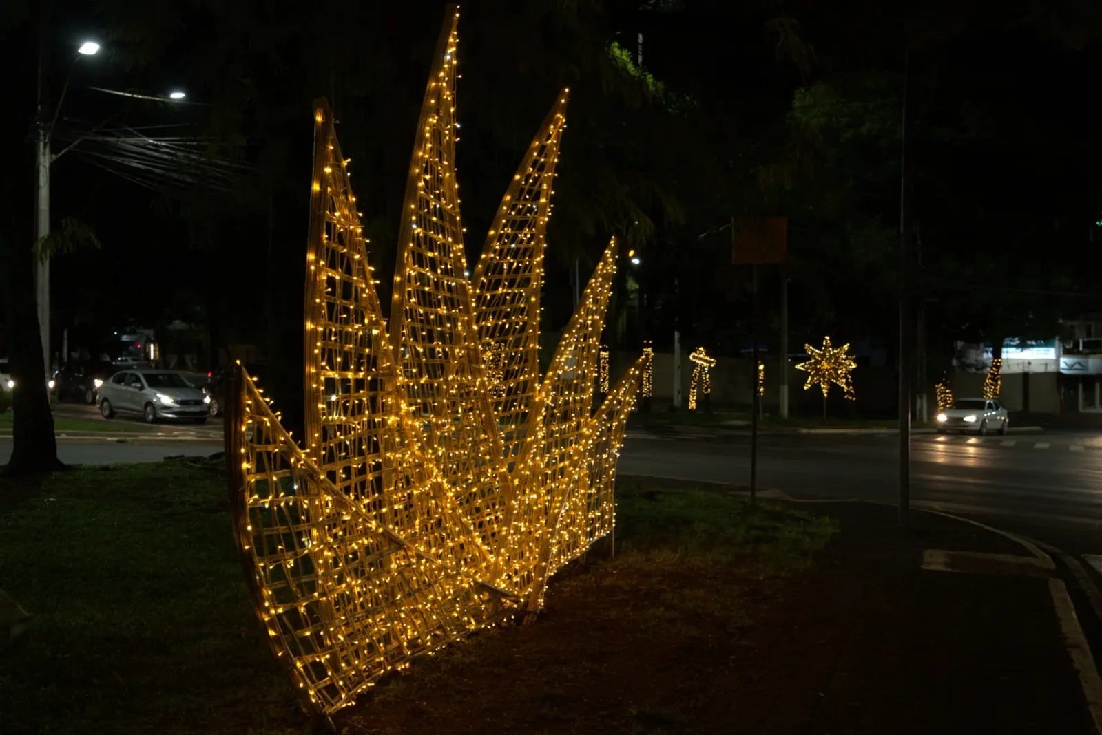 Pétalas cenográficas em bambu iluminadas — Natal Foz do Iguaçu 2025.