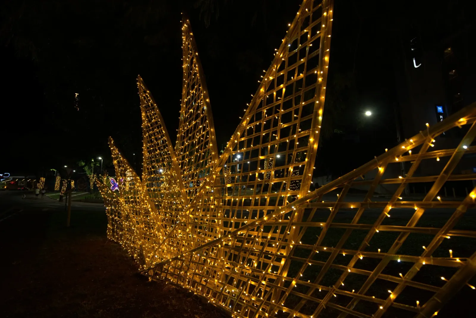 Pétalas cenográficas em bambu iluminadas — Natal Foz do Iguaçu 2025.