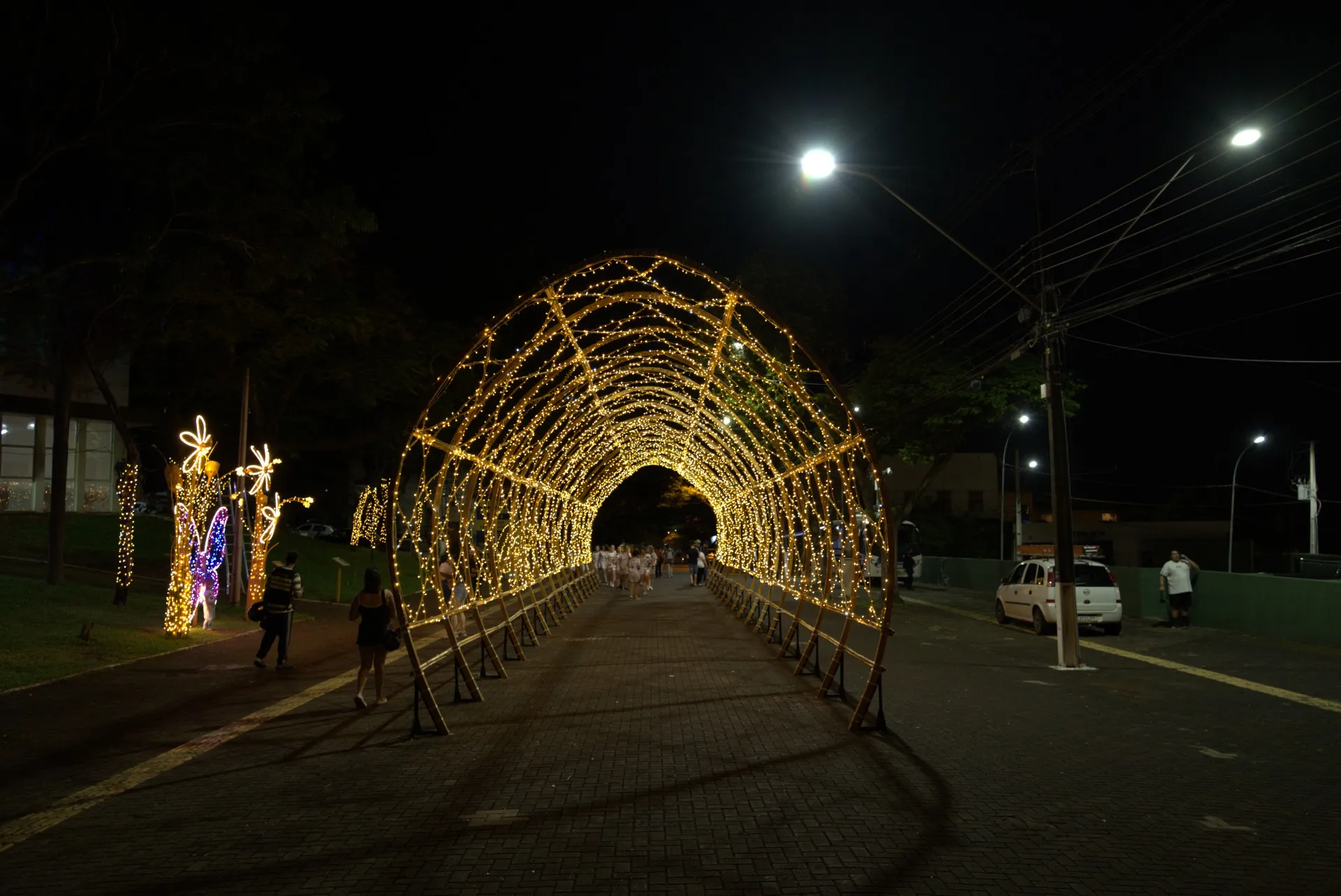 Túnel tramado de bambu iluminado no Natal de Foz do Iguaçu 2025, Praça Mitre.