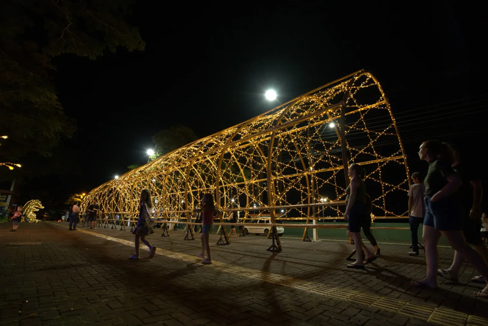 Portal tramado de bambu iluminado — Natal Foz do Iguaçu 2025.
